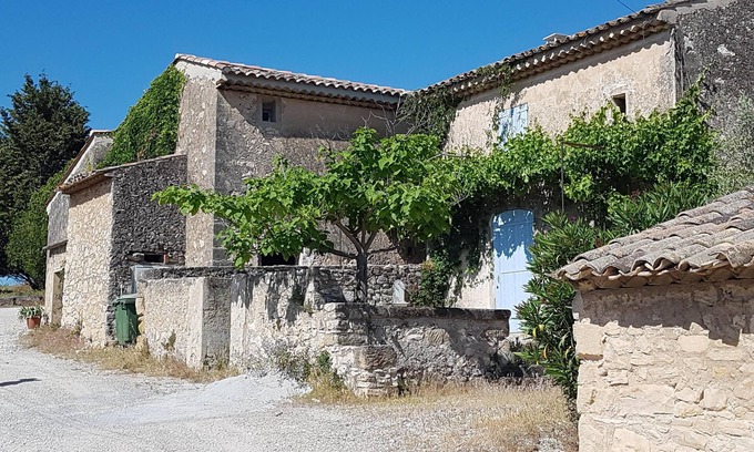 Lambesc Other | Privatization of the hamlet of Garandeau couch 50 p. and reception room of 200 p.