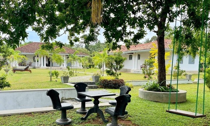 Hikkaduwa Villa | Privet Bungalow Oak Tree