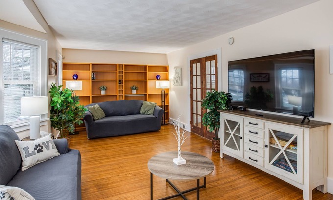 Rochester House | PROMO 5% WEEKLY/10% MONTHLY 💫Charming Steps to Strong/UofR by Airport/Dwnt/RIT