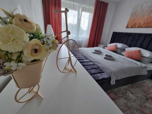 Hradec Kralove Apartment | Prostorný byt v centru u řeky, 2 ložnice, balkón