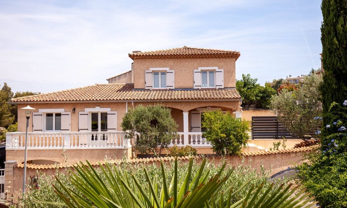 Martigues Villa | Provençal House with swimming pool, 4 bedrooms, garden, air-conditioning, 9 pers