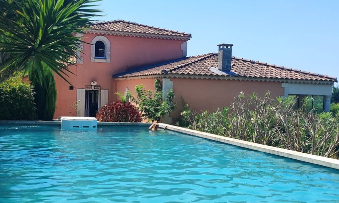 Chateaurenard Villa | Provencal villa with swimming pool, pool table and table tennis.