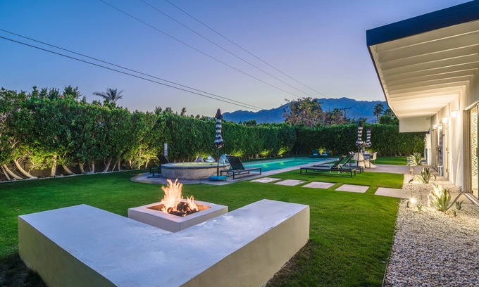 Palm Springs House | PS Chill: Meticulous Mid-Century Features Modern Comfort and Views!