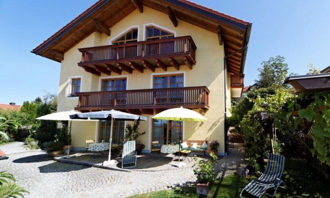 Hartmannsreut Apartment | Pure romance & tranquillity - time out on the edge of the forest with mountain views and a tiled stove