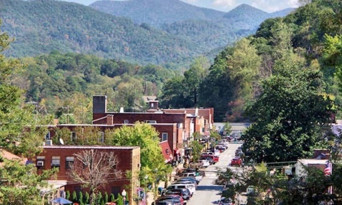Sylva House | Purple Mountain Hideaway in Sylva is the perfect mountain getaway!