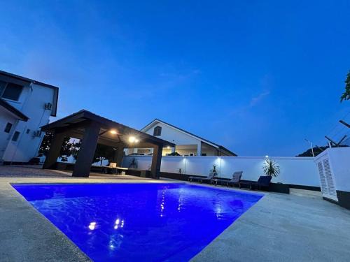 Hulu Kinta House | PUTIH Ipoh SaltWater Pool BBQ 5Bed4Bath 19pax