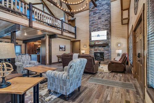 Table Rock House | Pvt Indoor Pool-Basketball Court-Theatre Room & Hot Tub-Games-Sleeps 46-Table Rock View-Free Tickets