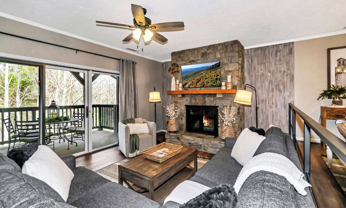 Blowing Rock Condo | Quail 5 | Restaurant, Pool, Spa
