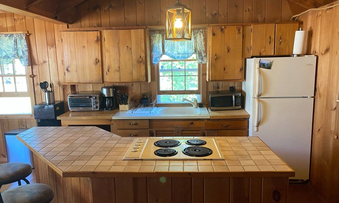 North Lake George Cottage | Quaint 2 Bedroom Cottage on Lake George
