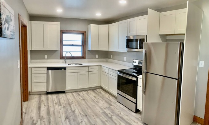 Port Clinton House | QUAINT 2BR LAKE COTTAGE 1 MINUTE WALK TO JET EXPRESS AND RESTAURANTS