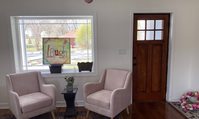 Abingdon Cottage | Quaint Abingdon Cottage Downtown 420 East Valley Street