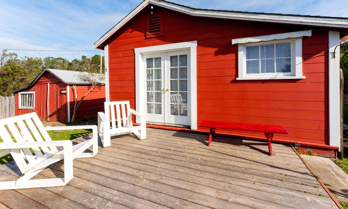 Caspar House | Quaint & adorable home near the beach with patio, grill, wood stove & hammock
