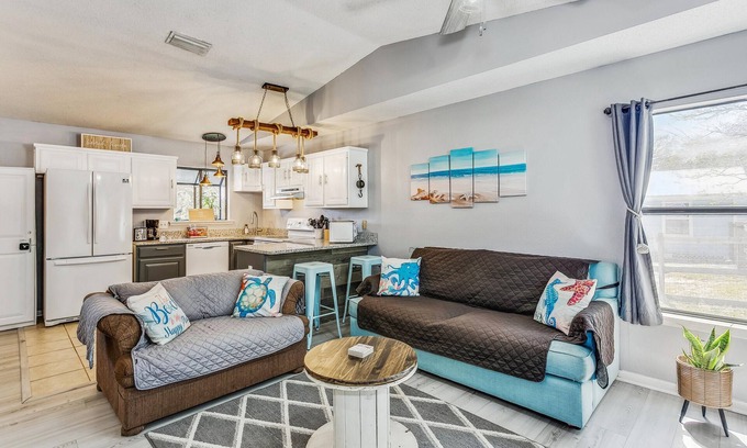 Perdido Beach House | Quaint Cottage by the Bay - Boat Launch 1 Street Over