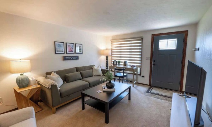 Green Bay House | Quaint Cottage near Lambeau Field