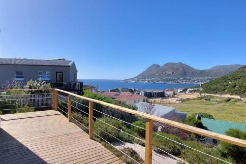 Fish Hoek Apartment | Quaint Cottage With Harbour Views