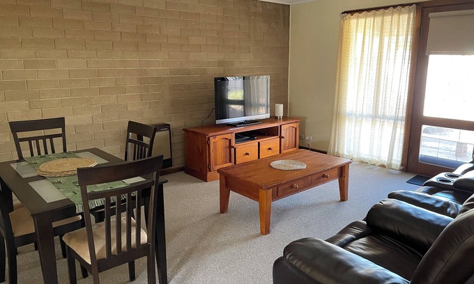 Leigh Creek Cabin | Quaint cozy cabin in the Flinders Ranges