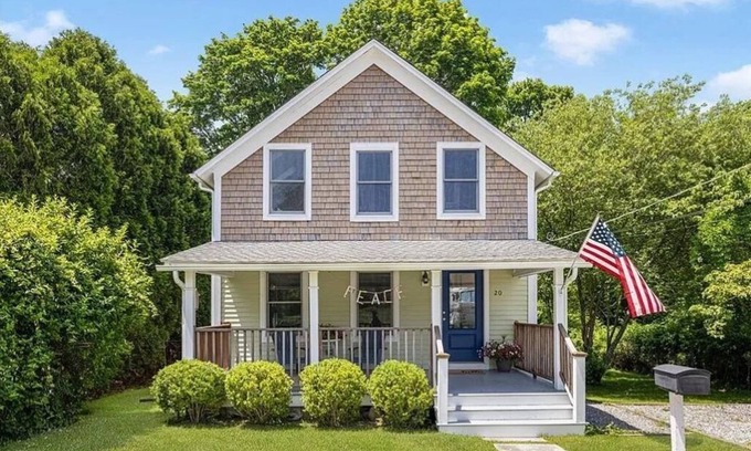 Jamestown House | Quaint Downtown Jamestown R.I. Home -Walking distance to Newport Ferry and Beach