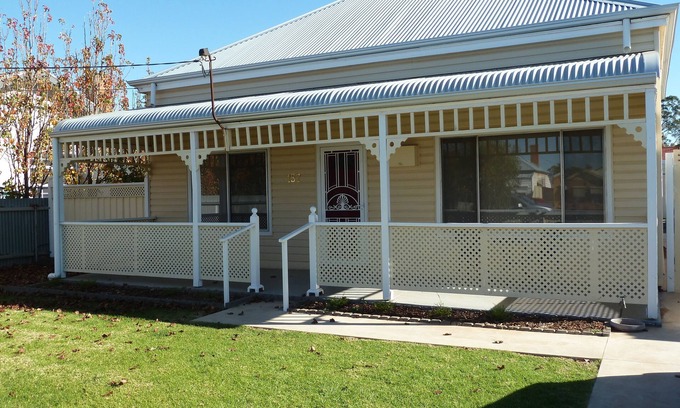 Mildura Cottage | "Quaint Little Cottage"