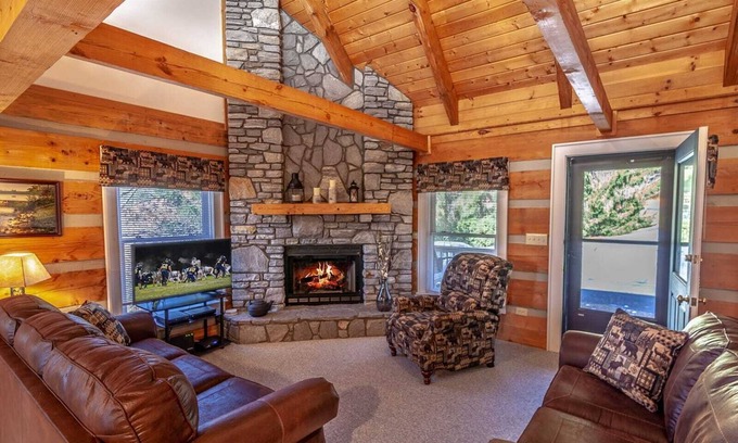 Foscoe Cabin | Quaint Log Cabin in Great Location