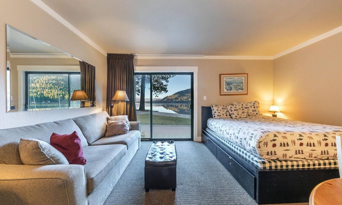 Truckee Condo | Quaint Studio w/Lake View #146 at Donner Lake Village