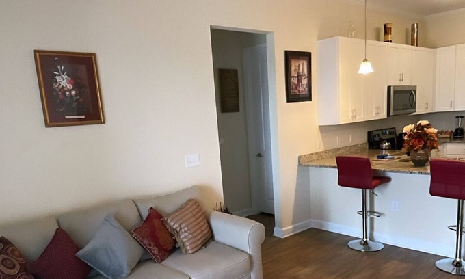 Southside Apartment | QUAINT STYLISH 2BD/2.5BA WITH RESORT STYLE POOL