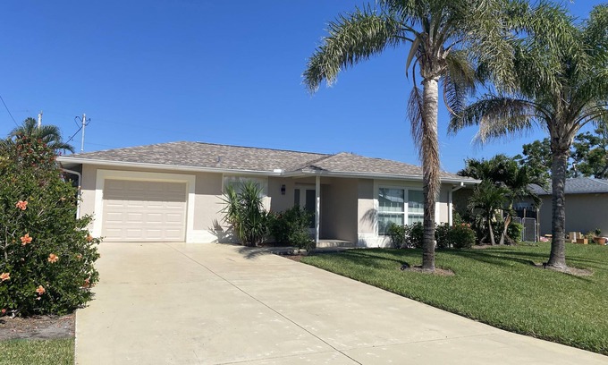 Caloosahatchee House | Quaint & Stylish Home located in SE Cape Coral walking distance to Restaurants