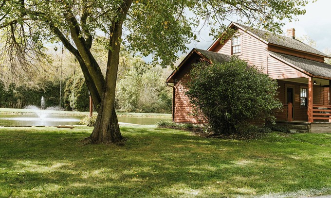 Dundee Cottage | Quaint Winesburg Cottage w/Porch & Pond!