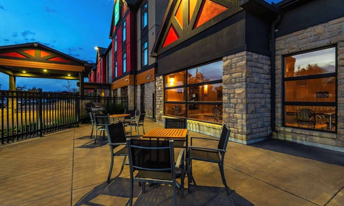 Petawawa Hotel | Quality Inn and Suites Petawawa