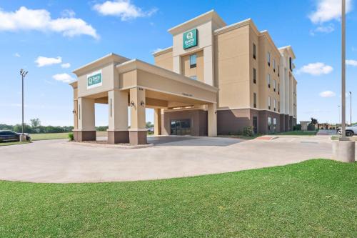 Pearsall Hotel | Quality Inn & Suites Pearsall