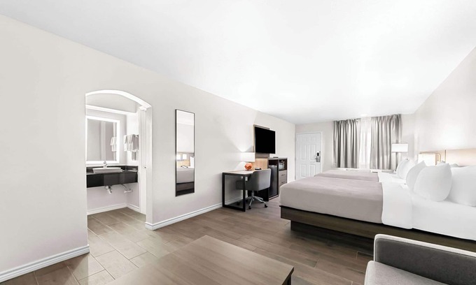 Port Lavaca Hotel | Quality Inn & Suites Port Lavaca near Lighthouse Beach