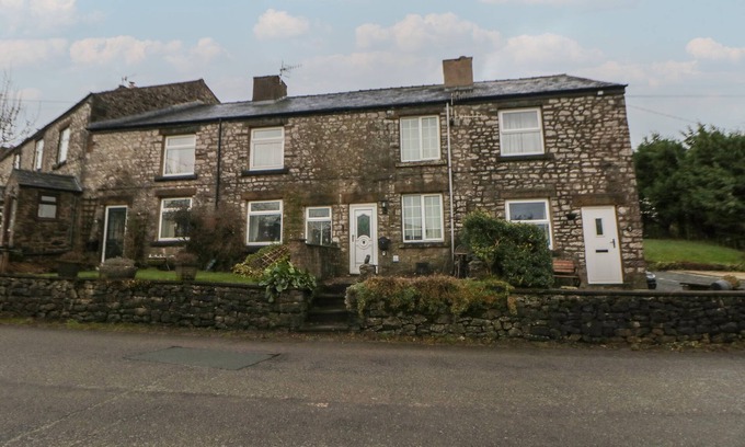 Buxton Cottage | QUARRY COTTAGE, pet friendly, with a garden in Buxton