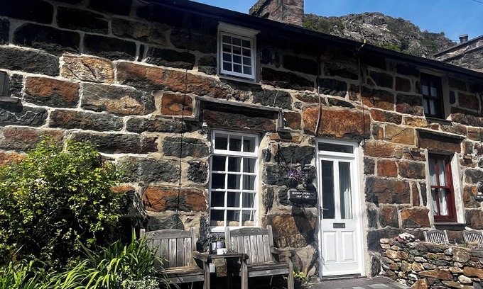 Beddgelert Cottage | QUARRYMAN'S COTTAGE, pet friendly, with open fire in Beddgelert