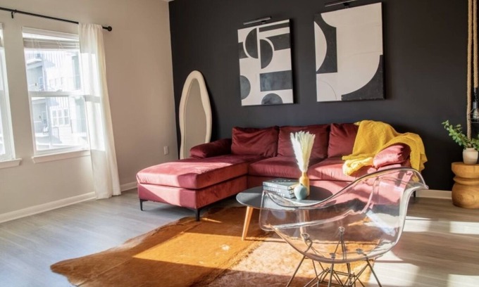 East Side Apartment | Quedate l Stylish Apartment 15 Min From Airport
