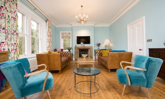 High Peak House | QUEEN ANN'S CLOSE, family friendly in Chapel-En-Le-Frith