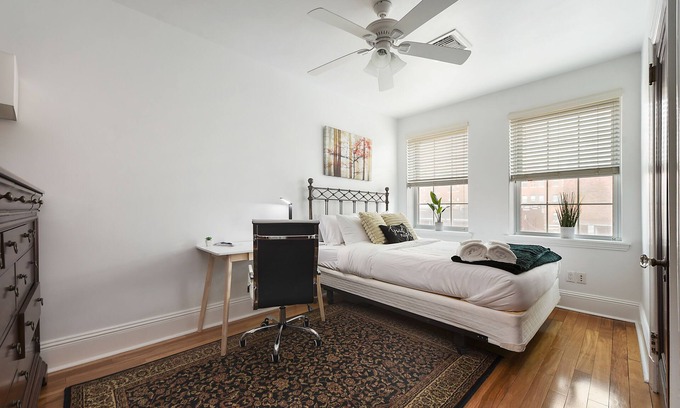 Bloomfield Apartment | Queen Bed-West Penn-Elevator-Parking-Wifi-Central Location