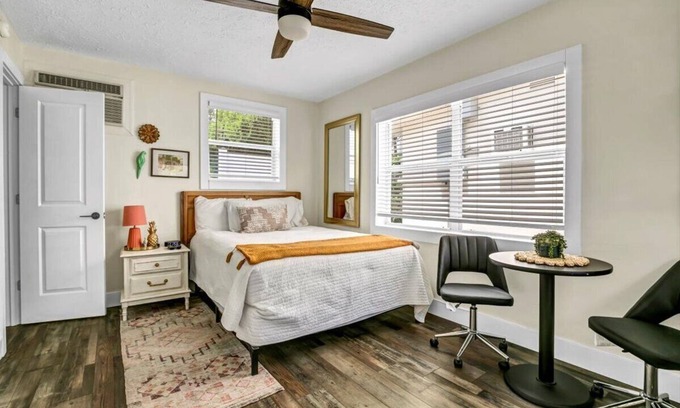 Safety Harbor Hotel | Queen Comfort Safety Harbor Hideaway