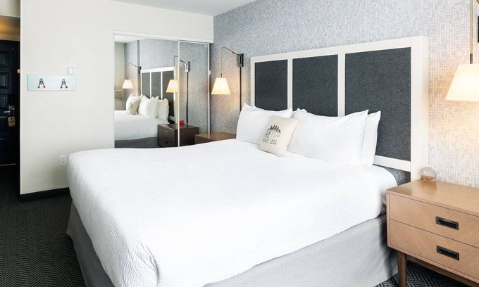 Steamboat Springs Hotel | Queen Rambler | Queen at Gravity Haus Steamboat, Hot Tub, Parking