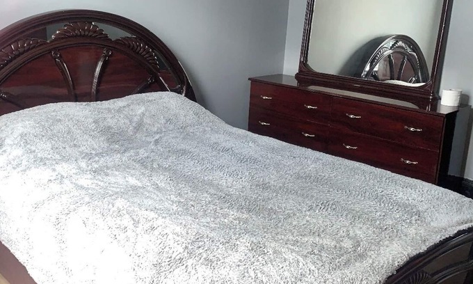 North End House | Queen Room at Blue House