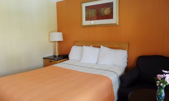 Lake George Hotel | QUEEN ROOM IN LAKE GEORGE-2
