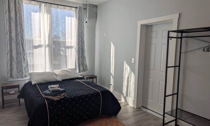 Robinson Apartment | Queen Room with Free Laundry