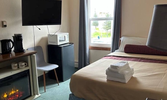 Seward Apartment | Queen Room with Ocean View – Bright & Comfortable