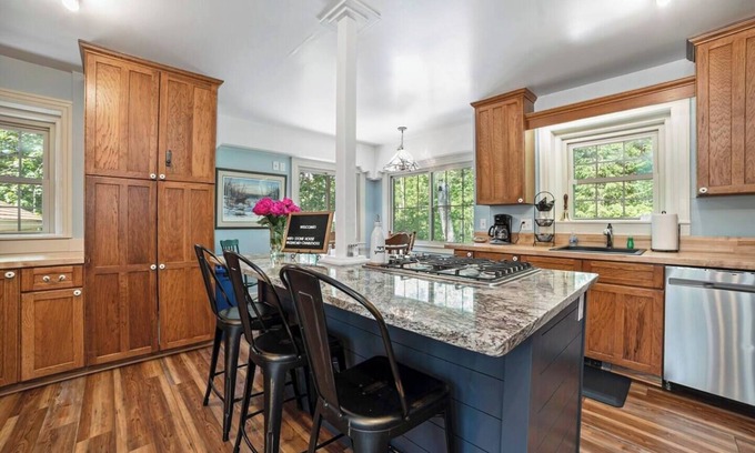 Charlevoix House | Queen's Quarters- Castle Farms- w/Boat Charter!