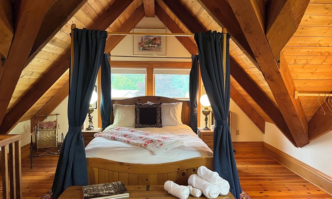 Bayfield Bed & Breakfast | Queen's View B&B- Betty's Room, Lake Views, Sauna, Pool, Garden, Bayfield, WI