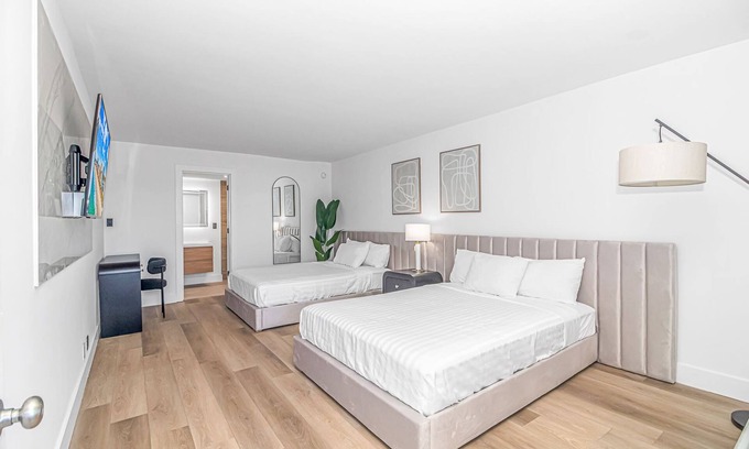 Downtown Myrtle Beach Hotel | Queen Suite/Fifth and Ocean