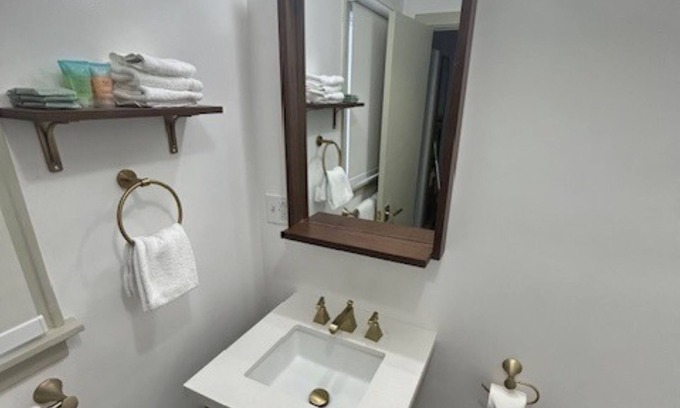 Watkins Glen House | Queen With Twin Inn Room - NQTI