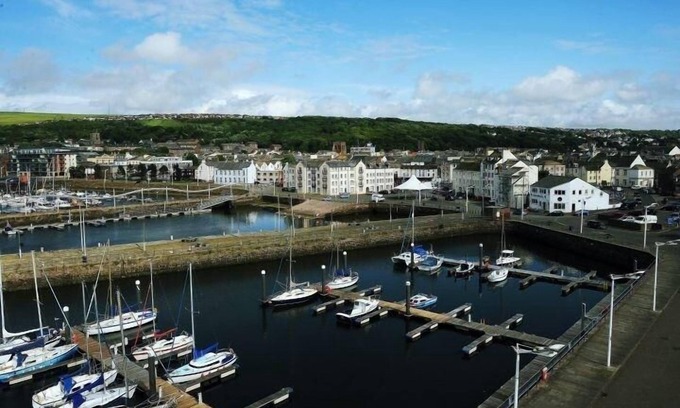 Whitehaven House | Queens Townhouse - 4 Bed