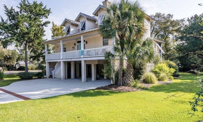 North Litchfield Beach House | Quick stroll to beautiful North Litchfield beach!