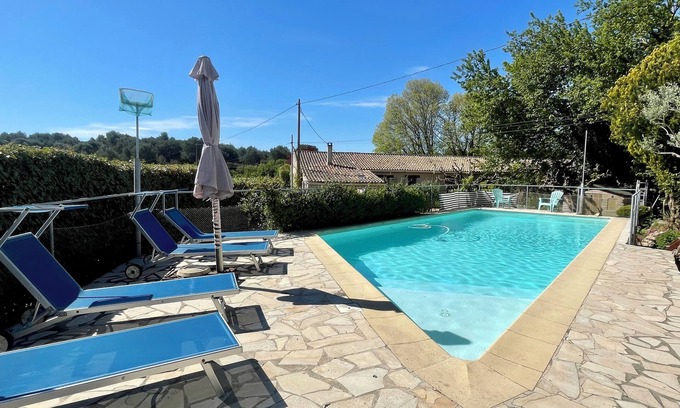 Lambesc House | Quiet 10-person house with independent studio. Countryside near village center.