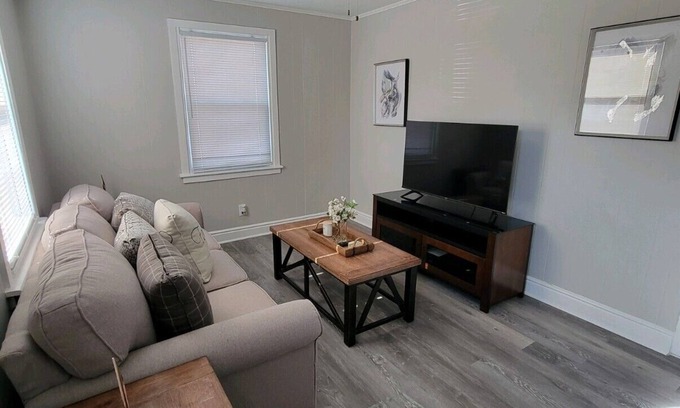Rosewood House | Quiet 2 Bedroom - Mins to downtown Columbia