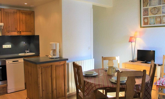 Les Claux Apartment | Quiet 2-room apartment, mezzanine, sleeps 6, near slopes and shops